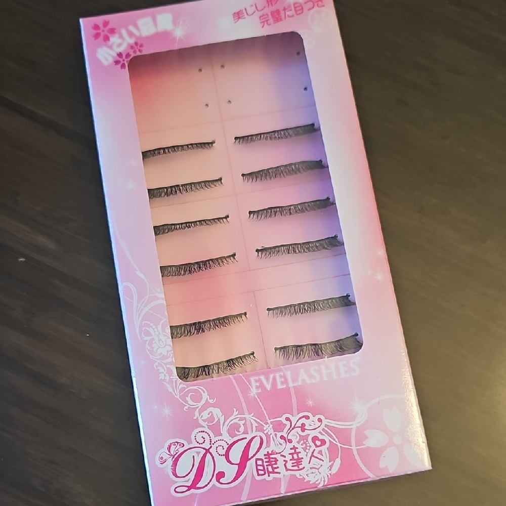 Box of False Eyelashes 8 Pairs